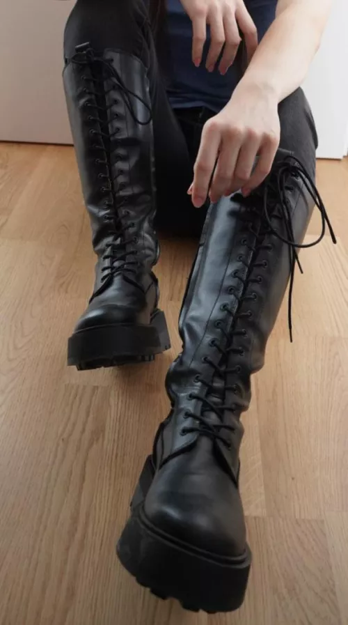 my favorite pair of boots 😃 opinions on them?