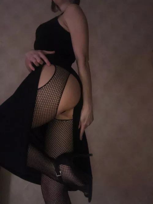 A lot of men get weak over big ass and heels,😈🥵 what about you?