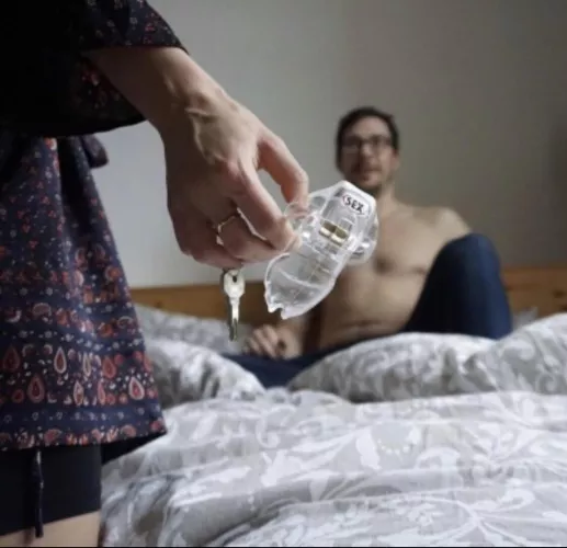 Girls like you need to stay locked up🔒