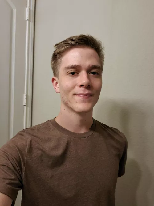 I like my new shirt 😁 i think brown suits me