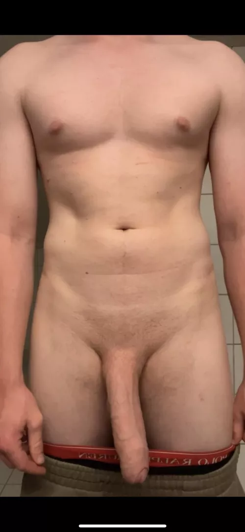 It be hiding my balls👀