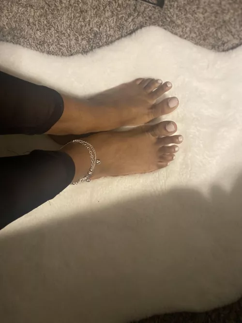 Lick in between them DM me 😝