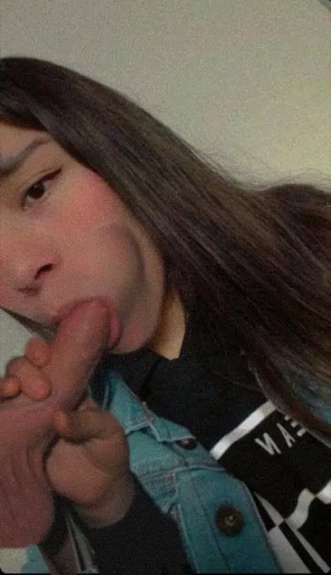 Who wants me to suck there boner? 18F