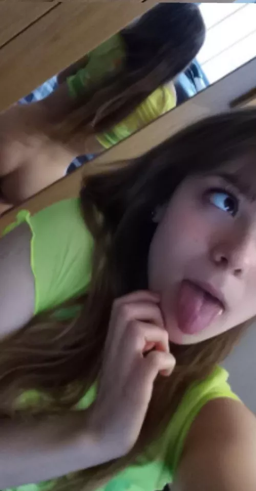 I can be your sweet sexting buddy with great nudes😘