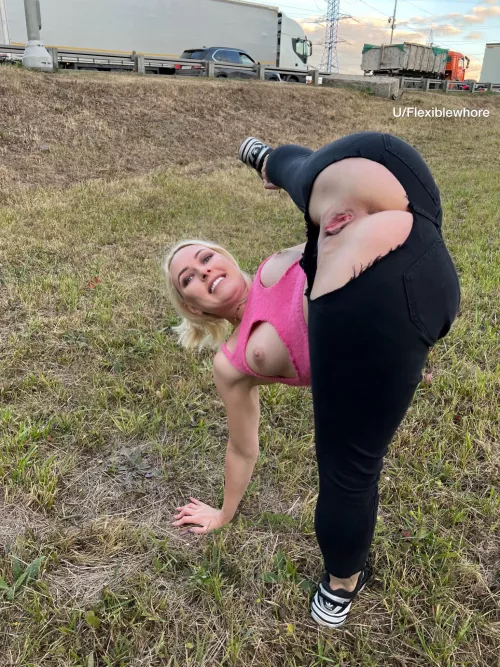 I love to show my beautiful holes outside, I am a real exhibitionist😜