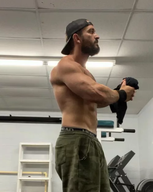 (M) for those asking… 6ft, 230lbs