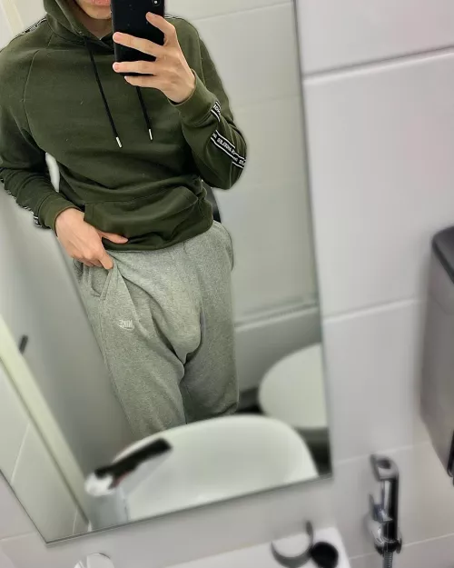 (M18) This is how I be walking in school. No fucks given n even my teachers be drooling over it