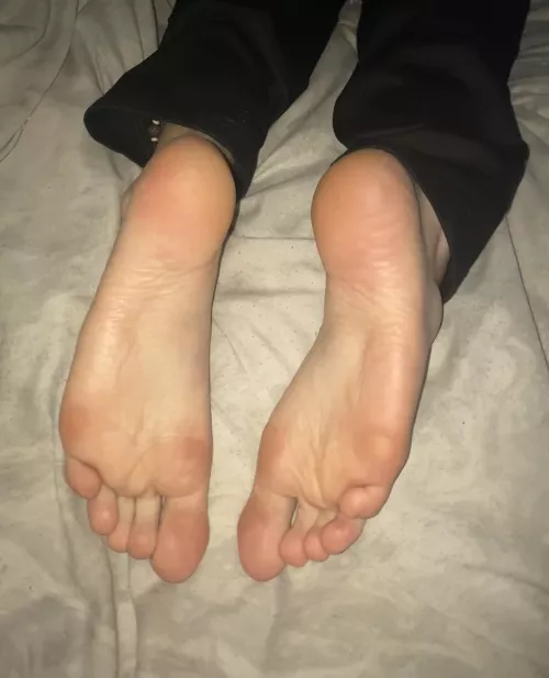 My gf isn’t here to worship my sweaty soles for me rn, can one of you do it instead?👀