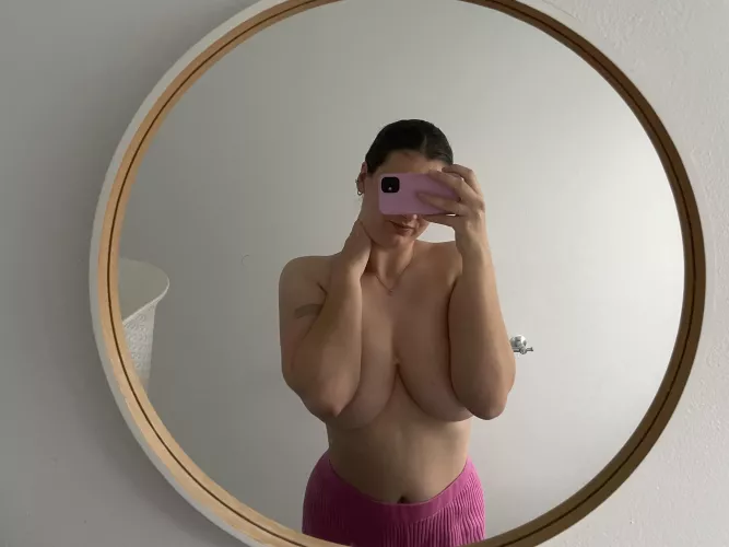 Some arm underboob? 😉