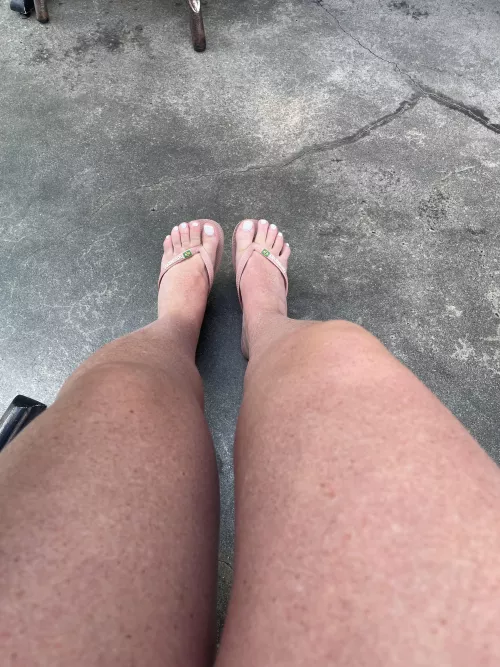 Thick thighs and tiny feet 😘