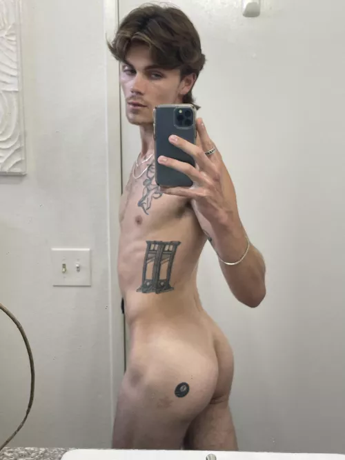 You think it’s cute? 😊🍑