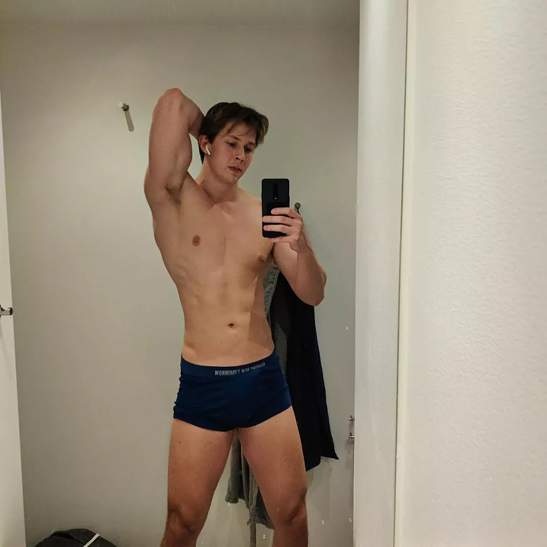 6'7 of boy toy 😏