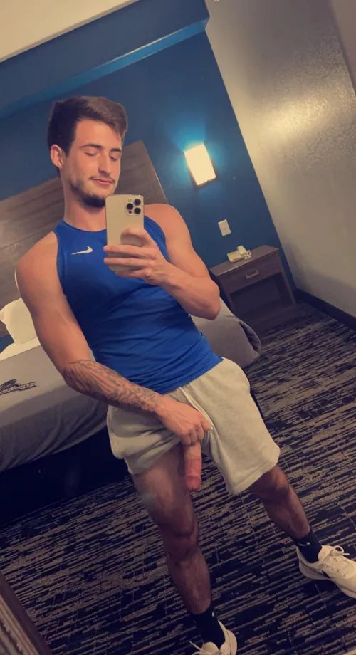 Anyone looking for a horny ass roommate?😏(22)