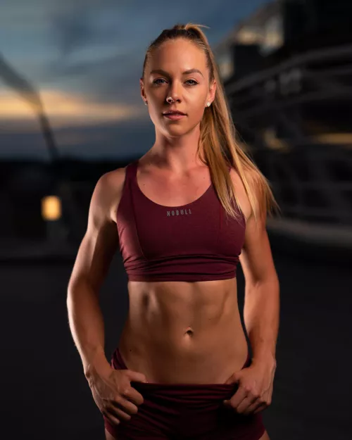 Crossfit girl natalie blasting those lean abs