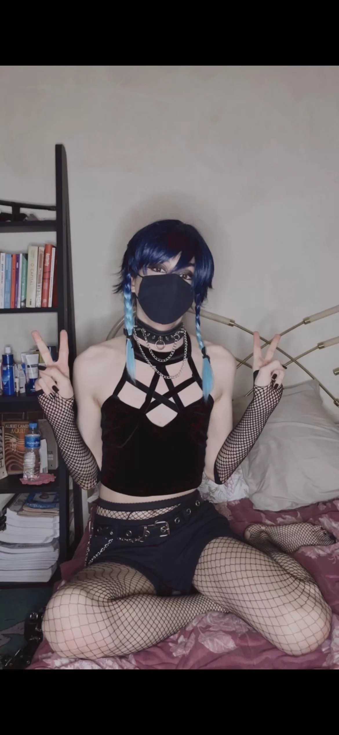 It's femboy friday, which means you get to sit on the goth boi's lap 😳