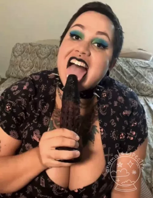 They say big girls give the best head 😌