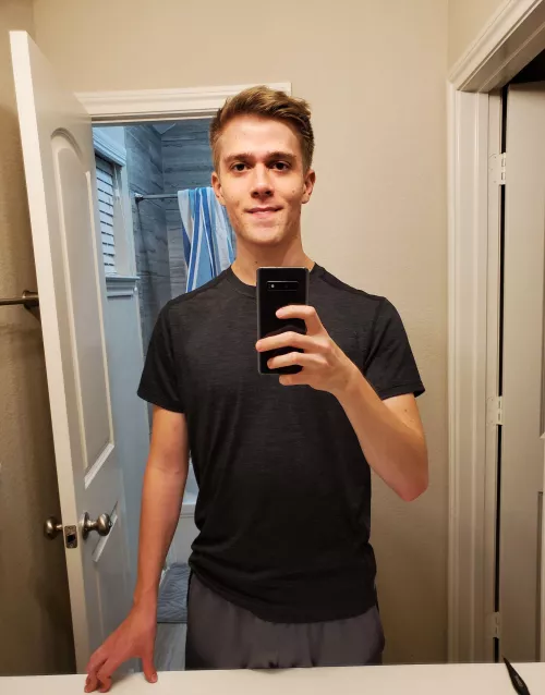 Another bland mirror selfie 😋