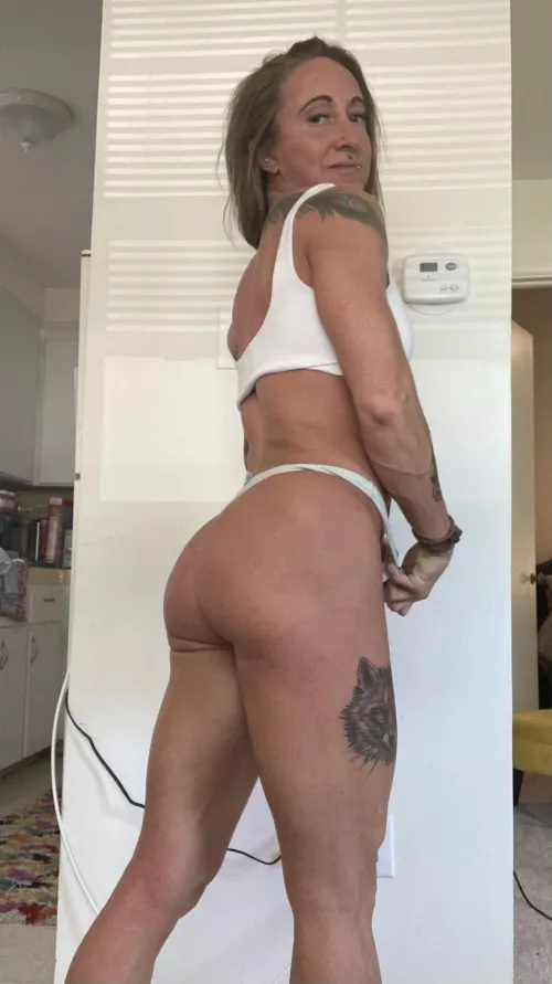 Big & smol at the same time. How much do you think I can deadlift?