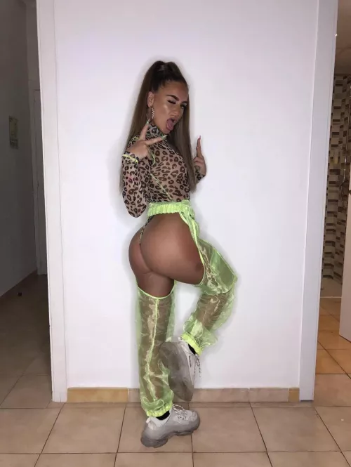 chloe in ibiza, bet shes some party 😉