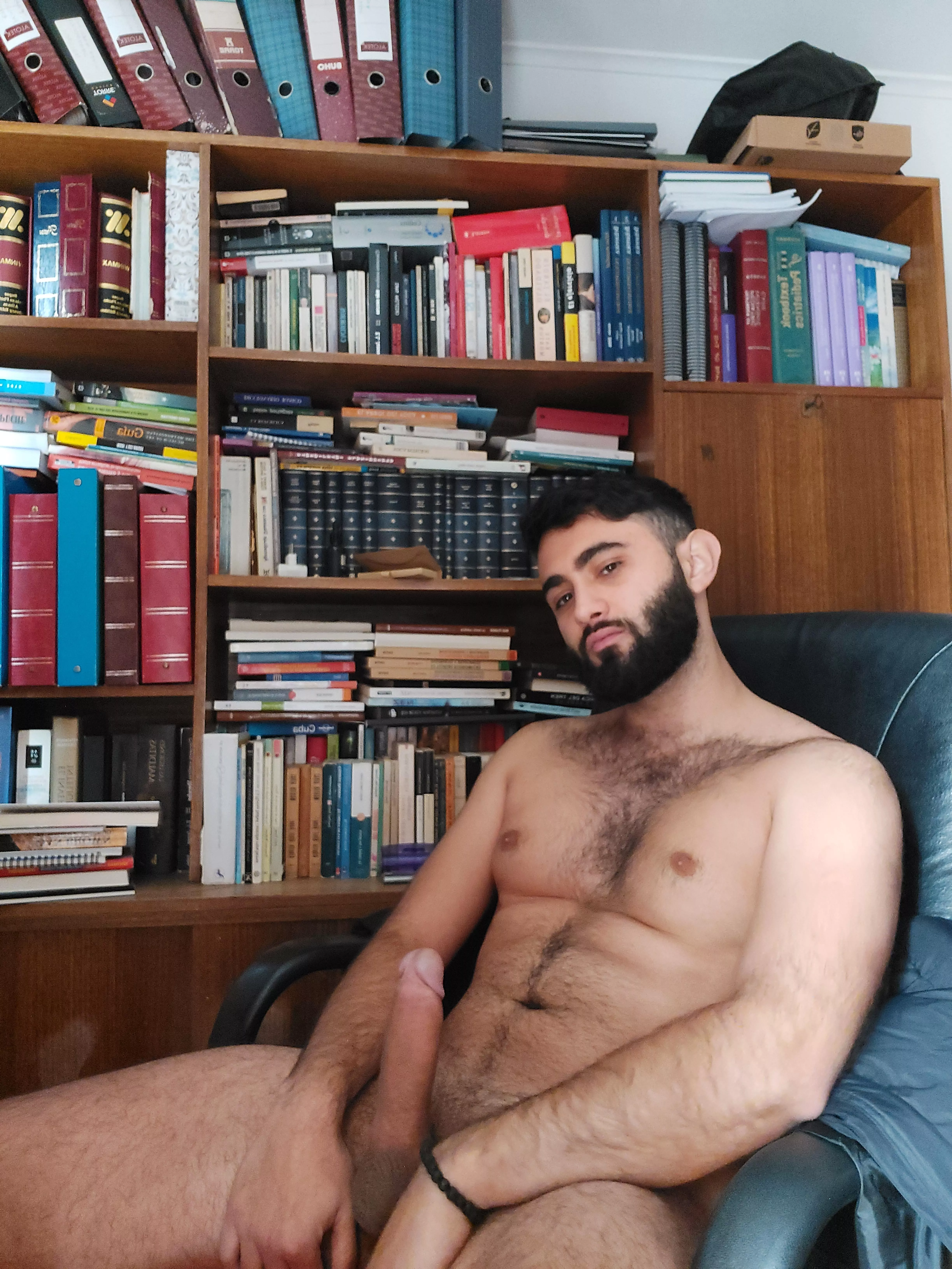 come sit bby😈😈