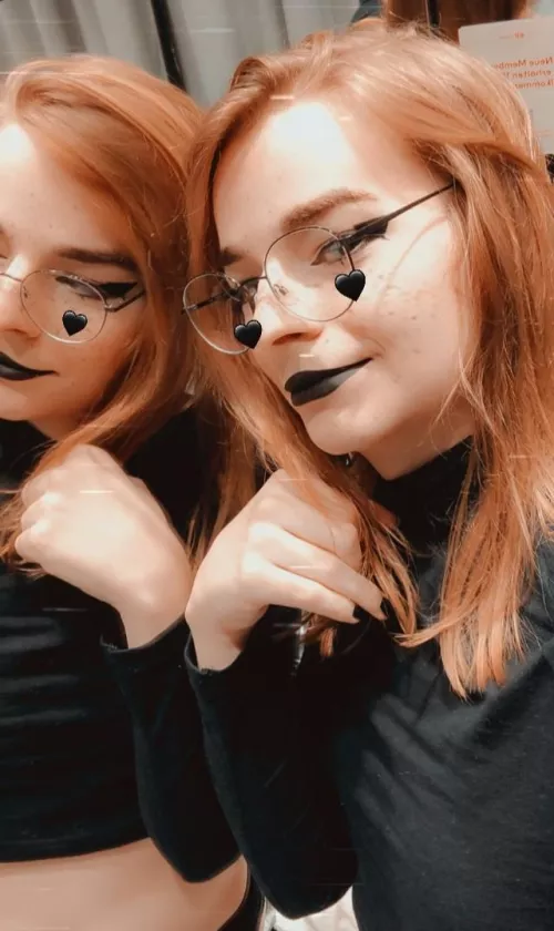 I cloned myself 😎 also really love my hair color in this light 😋