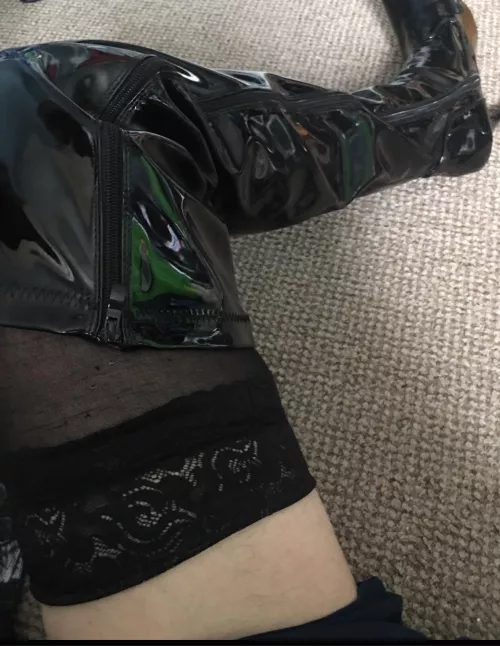 Looking to give bj and swallow and bent over and fcuked from behind in my thigh high boots late late tonight,hmu by dm