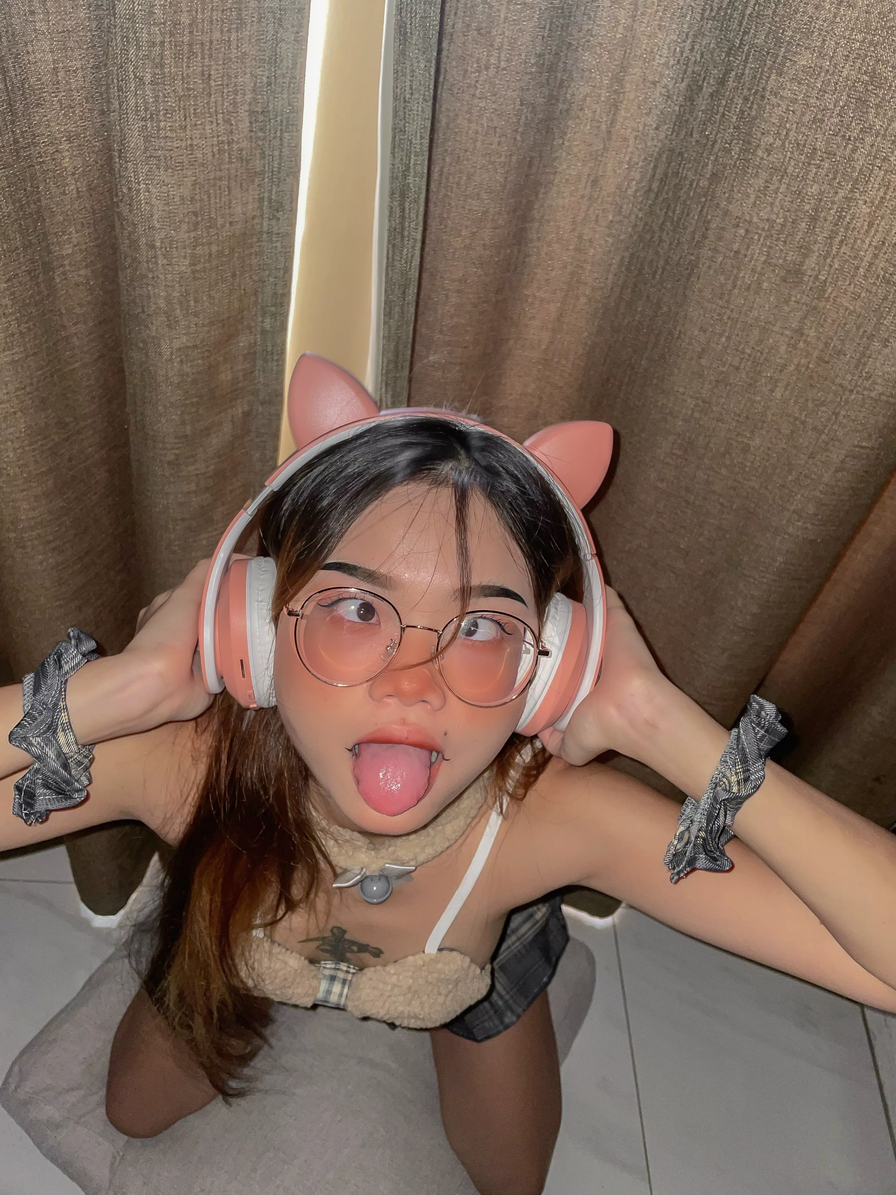 Shoot your cum in my face until my makeup is ruined
