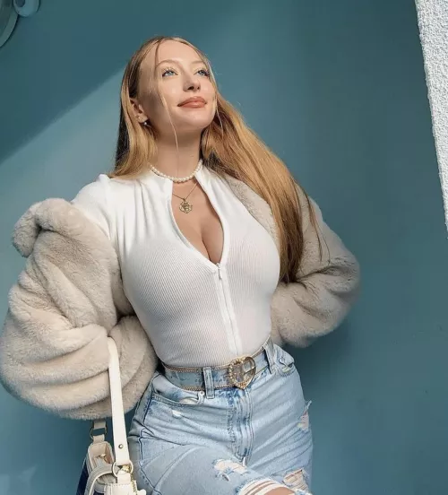 Slim waist, big tits!