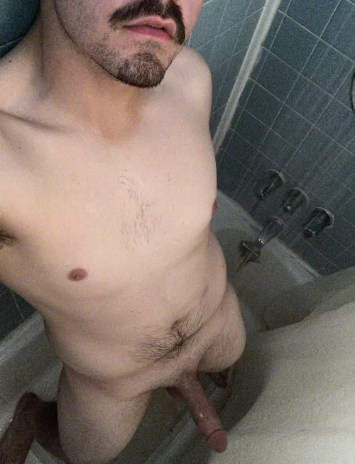 Who wants to fuck in the shower? 😏