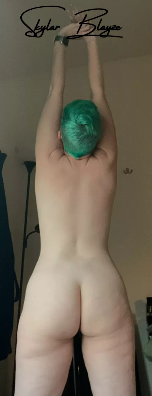 Who’s ready to stretch my back out with me 😏😈