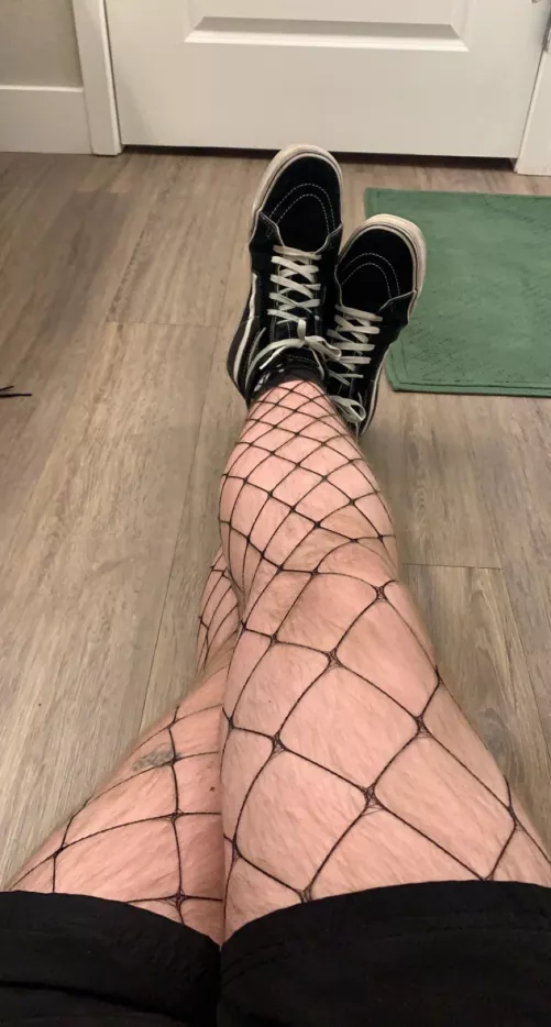 I know it’s not the usual content on this subreddit, but do we like some hairy legs?