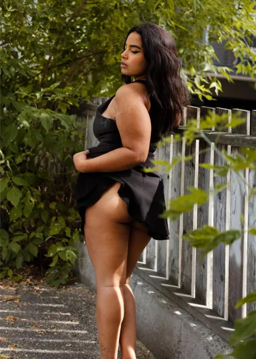 I love the way this photo makes my legs look 🖤