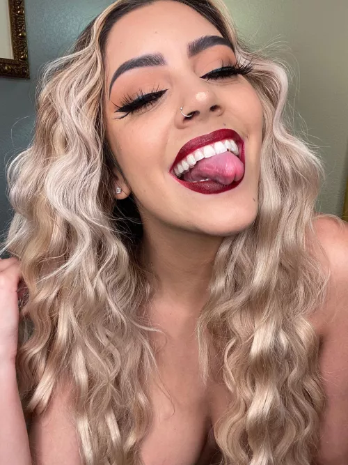 I love this lil glam look with a pop of color on the lips 💋