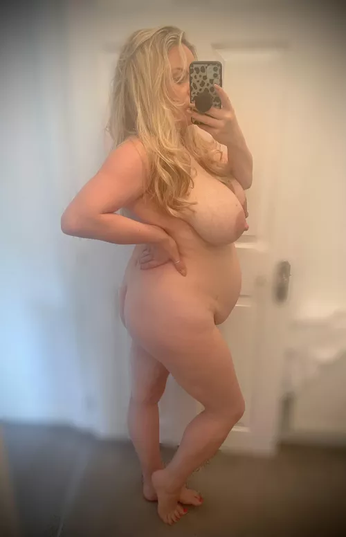 Posing the mom bod in the mirror always helps grow my confidence 💋