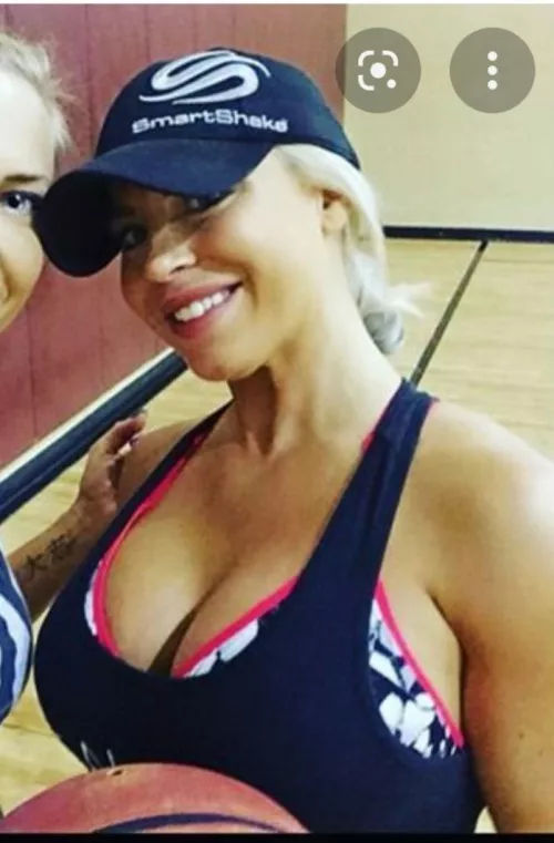 Sexy DDana trying to keep them contained 🎈🎈