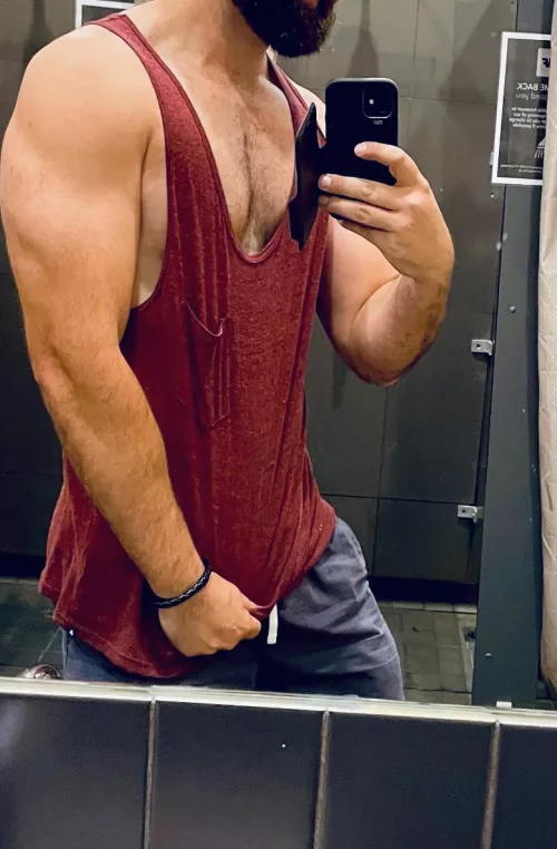 Sneaky gym selfie. [40]