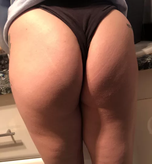 Yummy milf ass 😈
