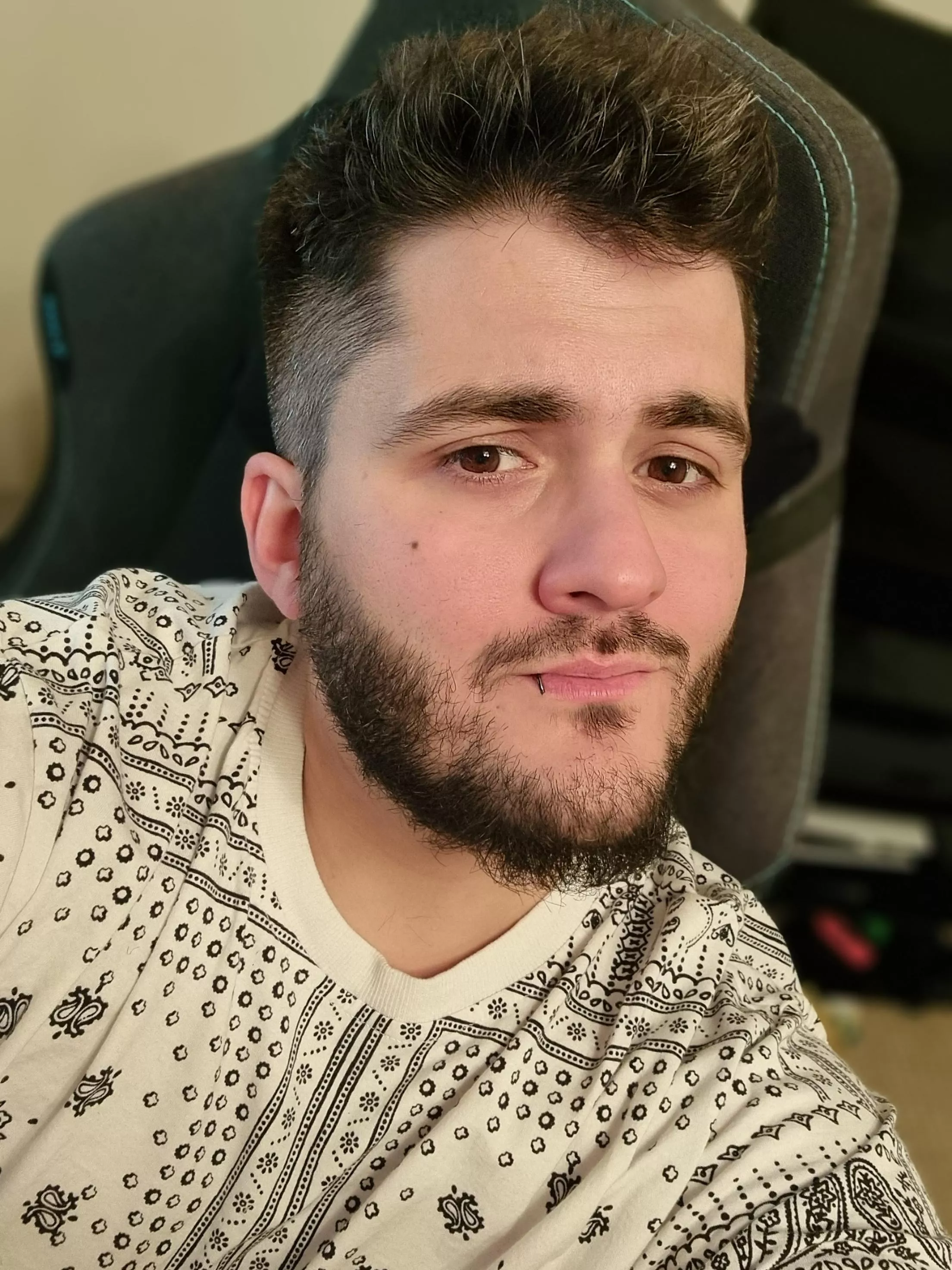 32 UK, gaming while hungover. come chat and make me feel better haha.
