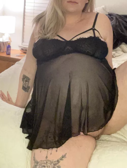 35 weeks strong. Who’s fucking me first?