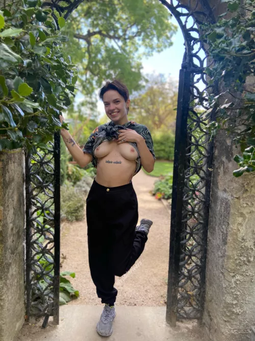 bois... I dyed my hair and then flashes my tits in a garden❤️‍🔥🌱