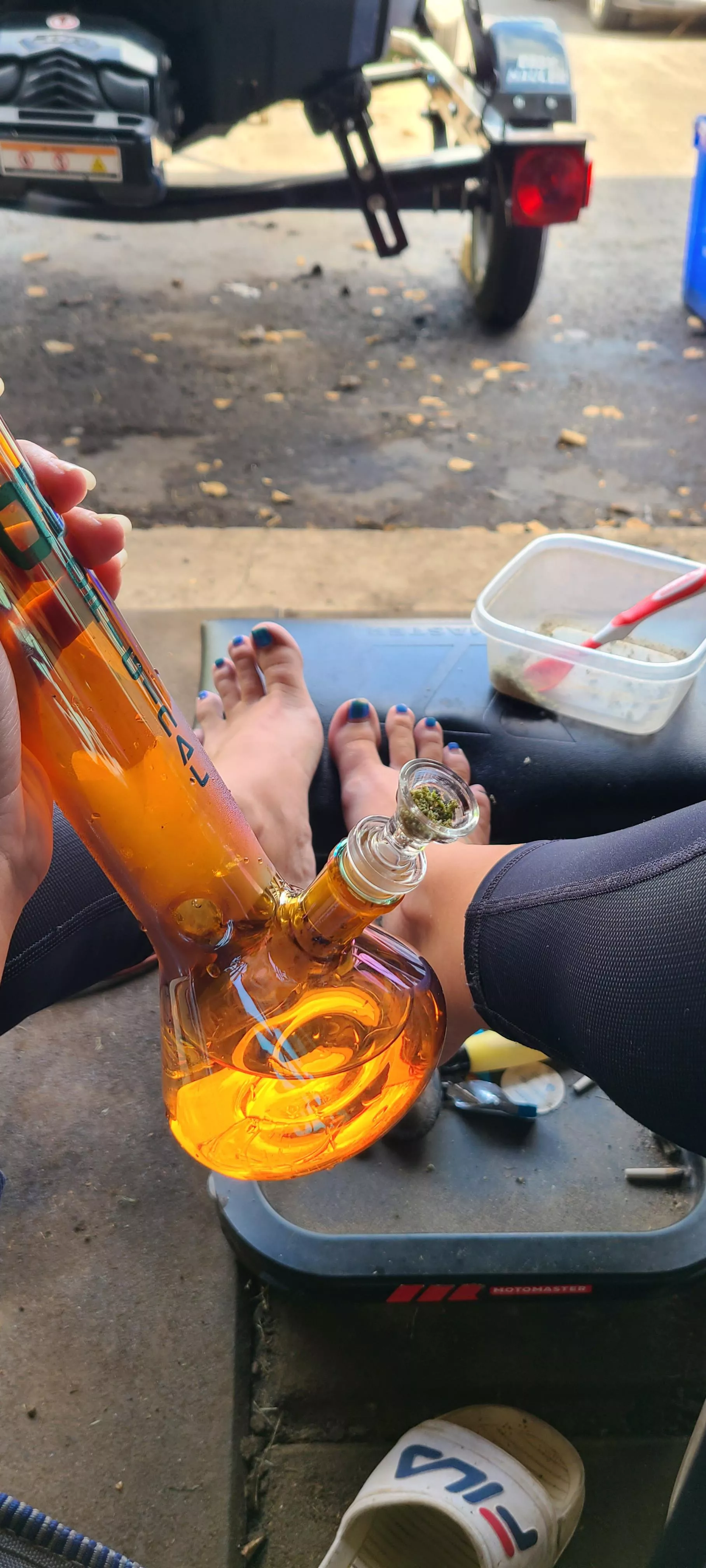 🖤 Happy Monday 🖤 Who's worshipping these cute feet while I hit my bong??