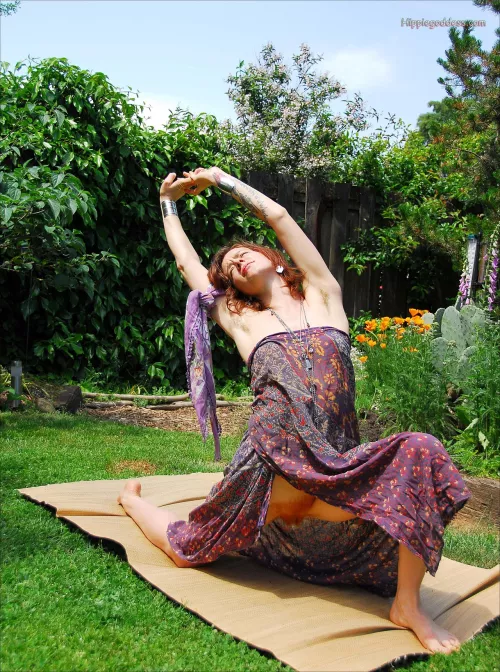Hippie forgot panties for her yoga practice, good!