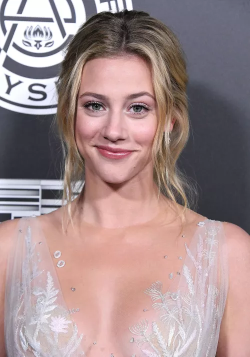I don't know if I can keep holding myself, I've not came for so long. Lili Reinhart is melting so bad my mind and I would love to be her good edge boy and keep gooning.