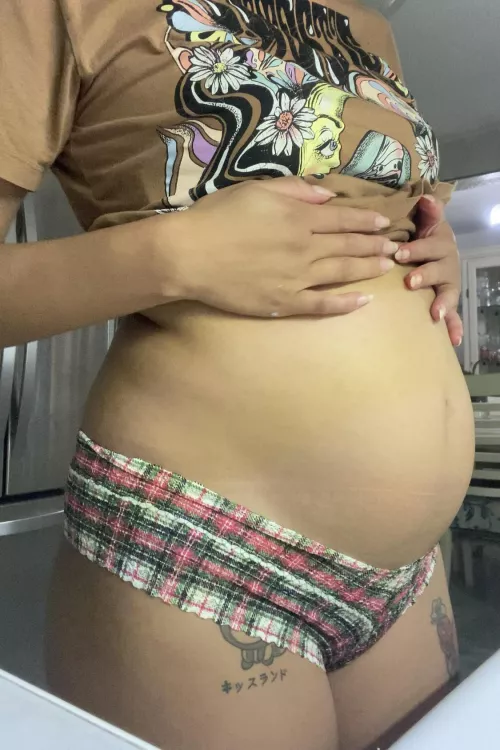 I love how spherical my belly has gotten 🥹