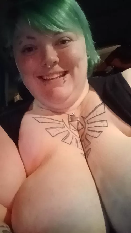 ope my tits are falling out of my dress while I'm parked what am I to do😜😜💚