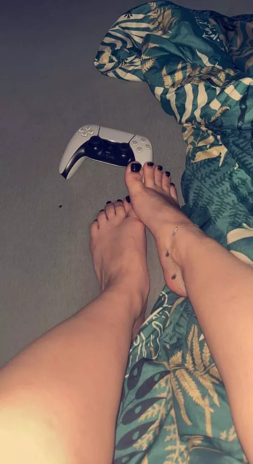 Quickly get up and sit next to my feet! 🖤🥹