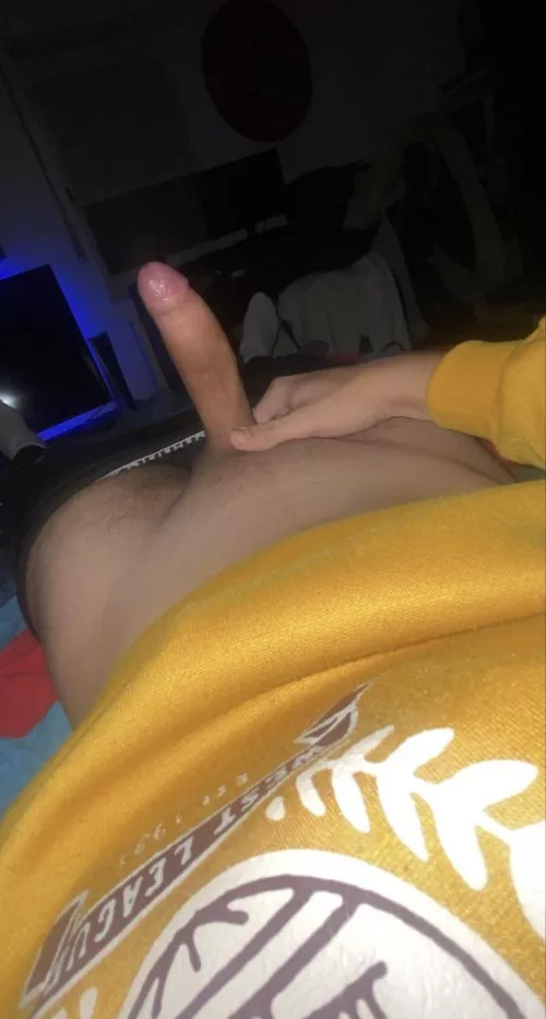 Upvote if my 18 yo dick is bigger than yours😌