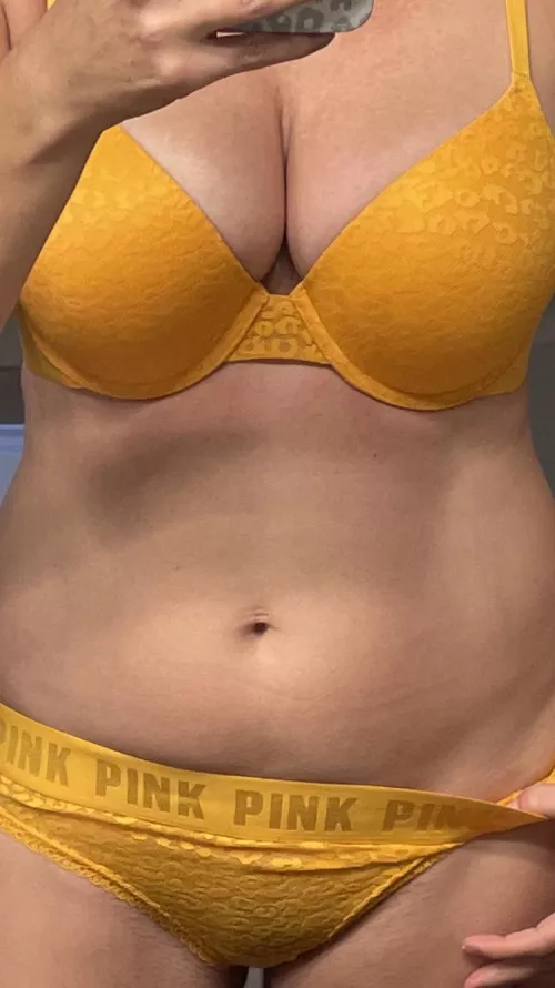 VAULT: 9/18/21: VS sunflower leopard lace w/ matching thong (NSFW) [img]