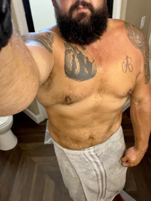 Beard ✅ Tattoos✅ Dadbod✅