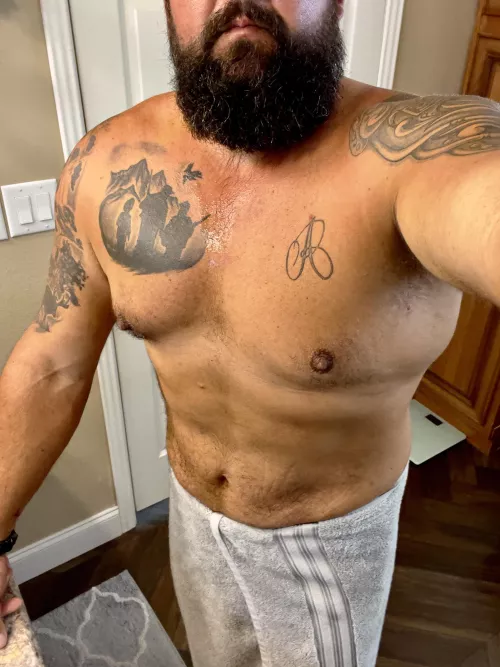 Beard ✅ Tattoos✅ Dadbod✅